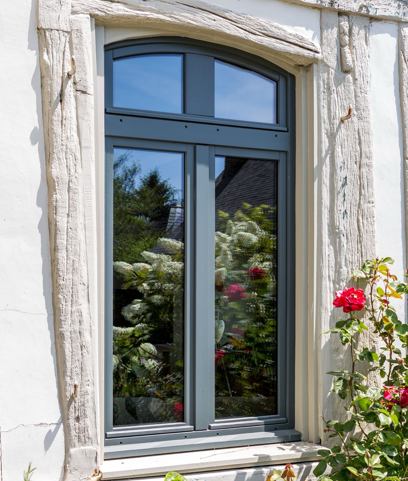 Fenêtre arquée aluminium — façade rustique